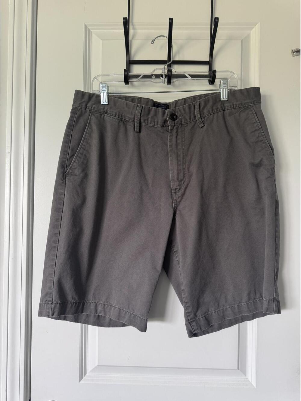 Gap Khakis Lived In Short Men's Shorts, Size 36 Waist